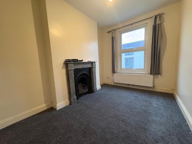 3 bedrooms To Let