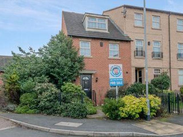 3 Bedrooms Town house for sale in Renaissance Drive, Churwell LS27