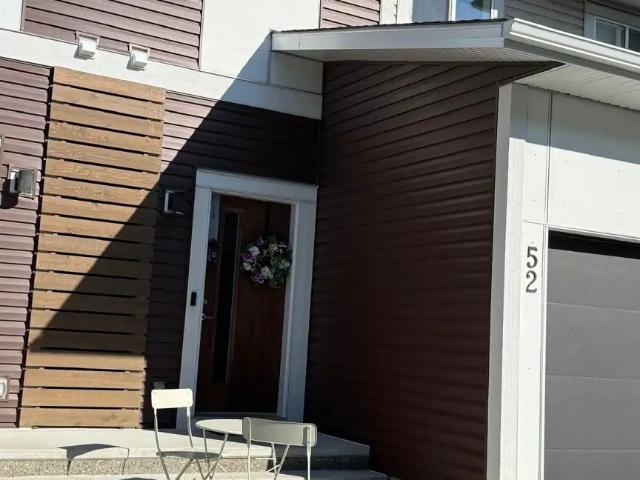 3 bedrooms townhouse with finished basement in Walden
