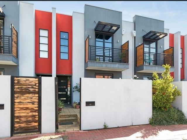 3 bedrooms WITH SOLAR in trendy Brompton