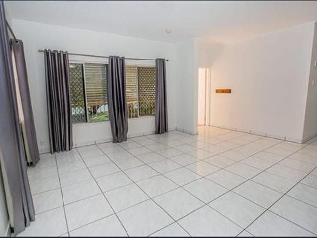 3 bedrooms with pool and solar