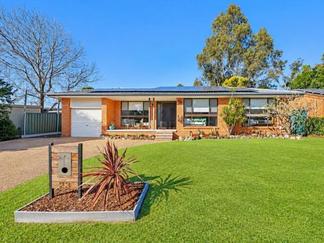 3 Bedrooms, 1.5 Bathrooms, Ducted Air Conditioning & Large Fenced Yard!