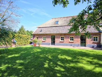 3 bedrooms 2 onder 1 kapwoning Surface Area: 175m2