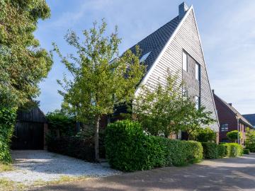 3 bedrooms 2 onder 1 kapwoning Surface Area: 136m2