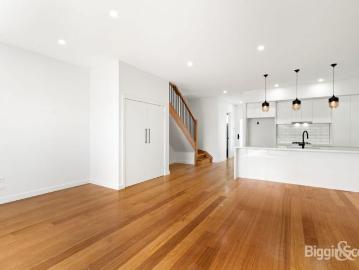 3 Bedrooms 3 Bathrooms! Rear Lane Double CarPort!