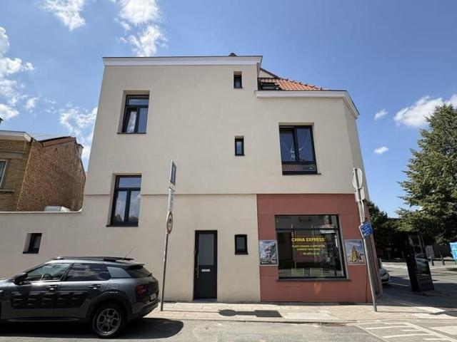 3 bedrooms + 3 shower rooms