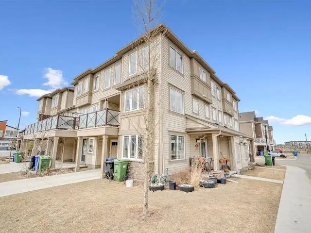 3 bedrooms+den,end of unit townhome in Cityscape