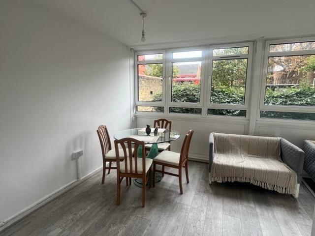 3 bedroms flat with living room in Camberwell! 1V