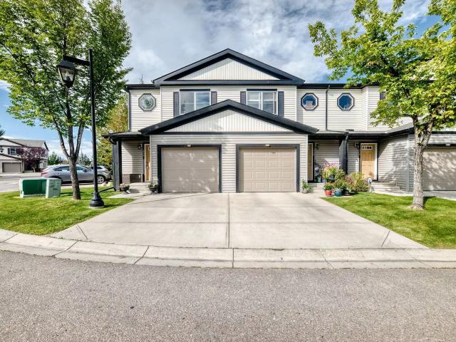 3 BEDS, 2.5 BATHS END UNIT TOWNHOUSE | ATTACHED GARAGE+DRIVEWAY