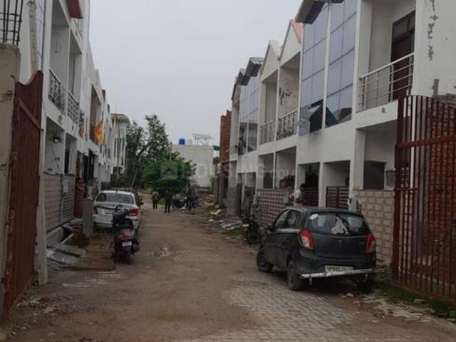 3 BHK Villa in Kalwari for resale Agra. The reference number is 21100166