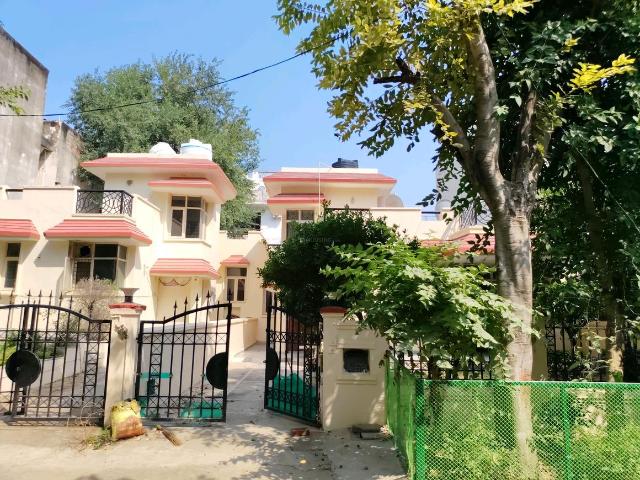 3 BHK Villa in Sector 57 for rent Gurgaon. The reference number is 18005798