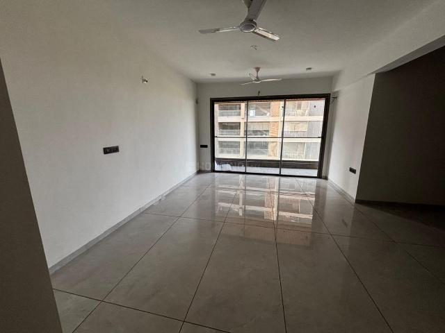 3 BHK Apartment in Ambawadi for rent Ahmedabad. The reference number is 18466583