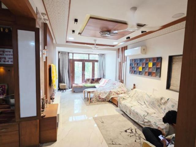3 BHK Apartment in Ambawadi for rent Ahmedabad. The reference number is 20590547