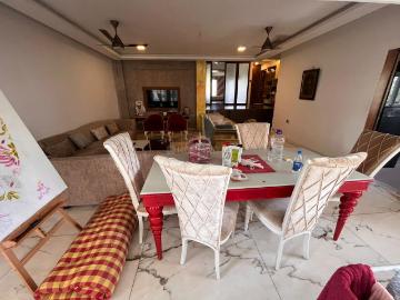 3 BHK Apartment in Grant Road for rent Mumbai. The reference number is 19366157