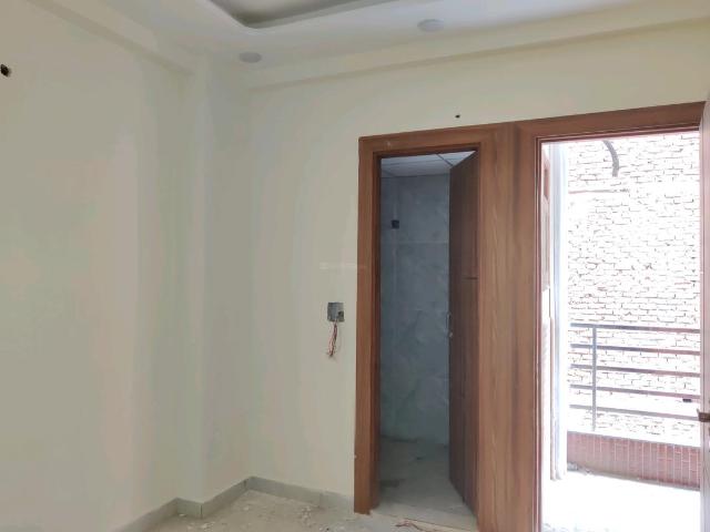 3 BHK Apartment in Lal Kuan for resale Ghaziabad. The reference number is 21107453