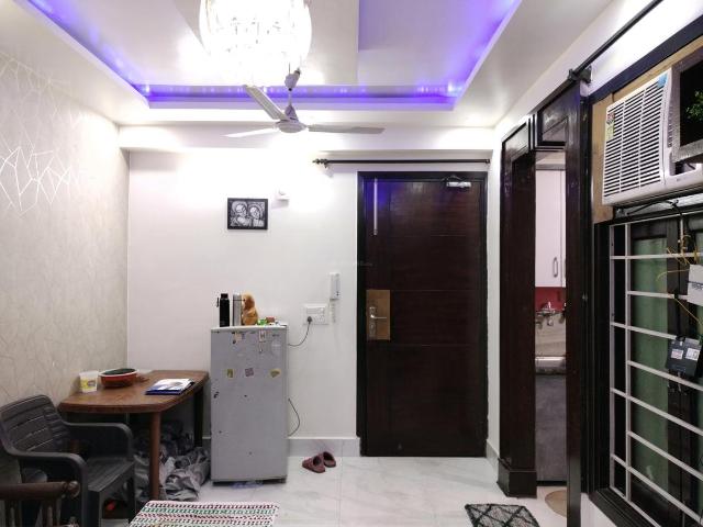 3 BHK Apartment in Mahavir Enclave for resale New Delhi. The reference number is 19566006