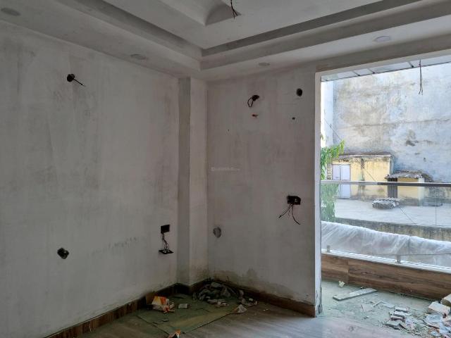 3 BHK Apartment in Mahavir Enclave for resale New Delhi. The reference number is 20182405