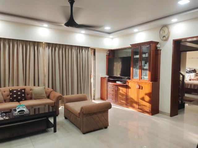 3 BHK Apartment in Santacruz West for rent Mumbai. The reference number is 21136329