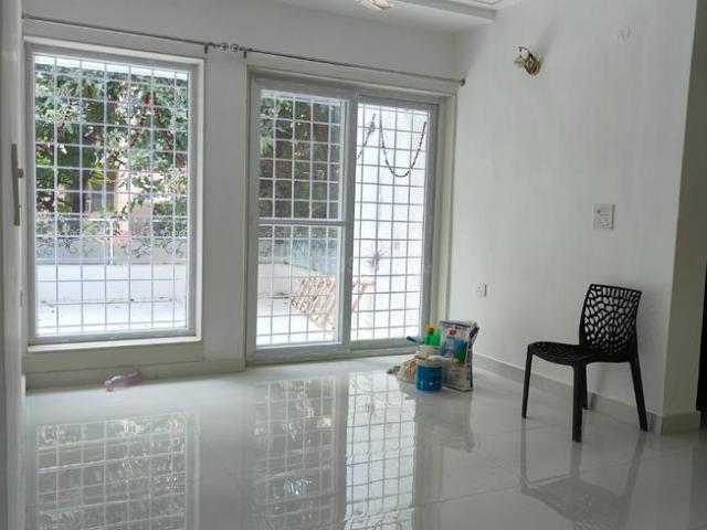 3 BHK Apartment in Sarita Vihar for rent New Delhi. The reference number is 18746934