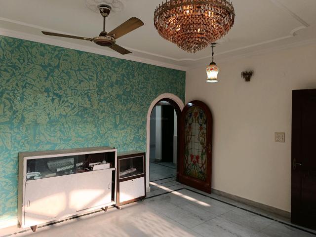 3 BHK Apartment in Sarita Vihar for rent New Delhi. The reference number is 19337795