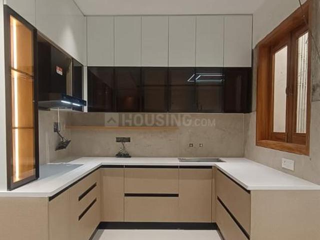 3 BHK Apartment in Sector 14 for rent Gurgaon. The reference number is 20060235