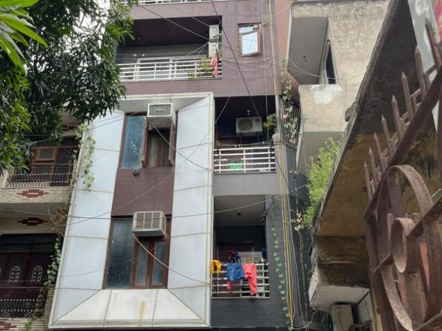 3 BHK Apartment in Sector 4 Rohini for rent New Delhi. The reference number is 21115587