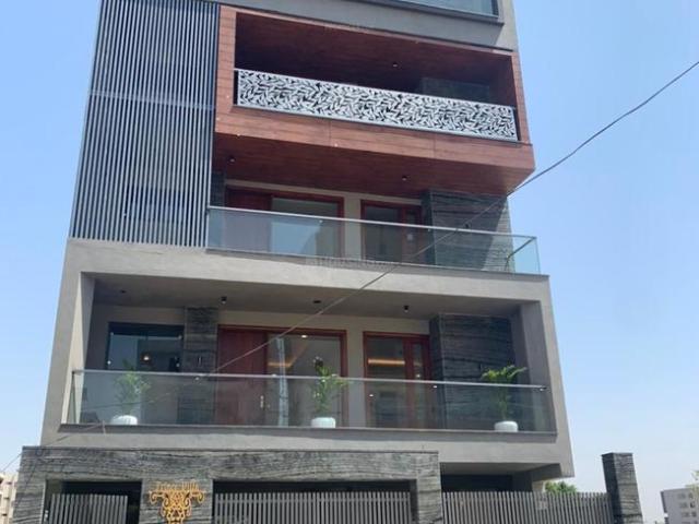 3 BHK Apartment in Sector 23 Rohini for resale New Delhi. The reference number is 20842758