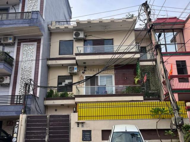 3 BHK Apartment in Sector 56 for rent Gurgaon. The reference number is 18768591