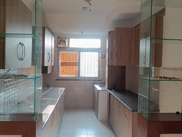 3 BHK Apartment in Sector 76 for rent Noida. The reference number is 13552545