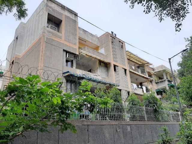 3 BHK Apartment in Sector 9 Rohini for resale New Delhi. The reference number is 15740486
