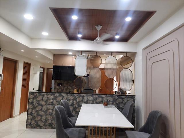 3 BHK Apartment in Shyamal for rent Ahmedabad. The reference number is 21159589