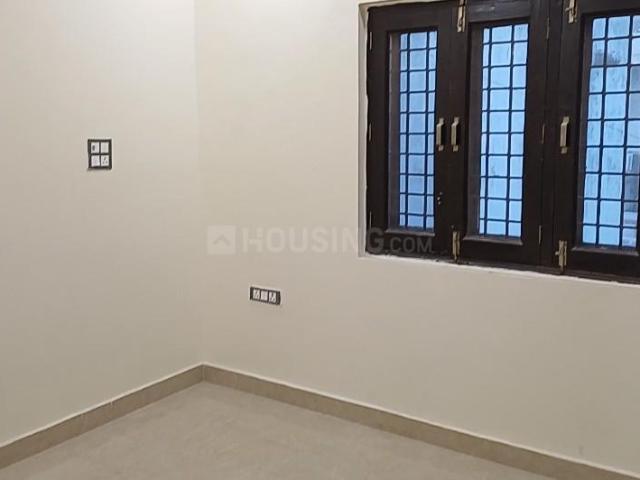 3 BHK Apartment in Shalimar Bagh for resale New Delhi. The reference number is 21365102