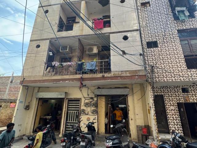 3 BHK Apartment in Shastri Nagar for resale New Delhi. The reference number is 17711854