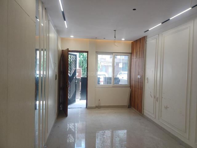 3 BHK Apartment in Paschim Vihar for resale New Delhi. The reference number is 21225782