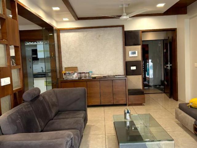 3 BHK Apartment in Ramdev Nagar for rent Ahmedabad. The reference number is 21102127