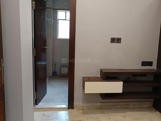 3 BHK Apartment in Tangra for rent Kolkata. The reference number is 21176002