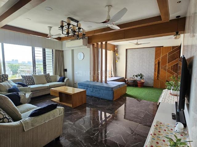 3 BHK Apartment in Thaltej for rent Ahmedabad. The reference number is 21031765