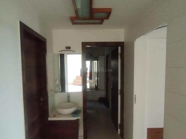 3 BHK Apartment in Vaishno Devi Circle for rent Ahmedabad. The reference number is 18108936