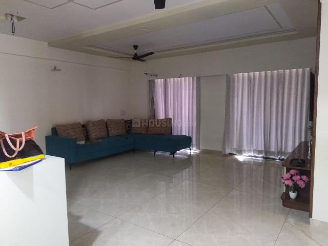 3 BHK Apartment in Vaishno Devi Circle for rent Ahmedabad. The reference number is 19071011