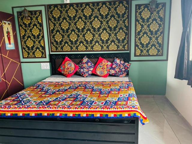3 BHK Apartment in Vaishno Devi Circle for rent Ahmedabad. The reference number is 20178662