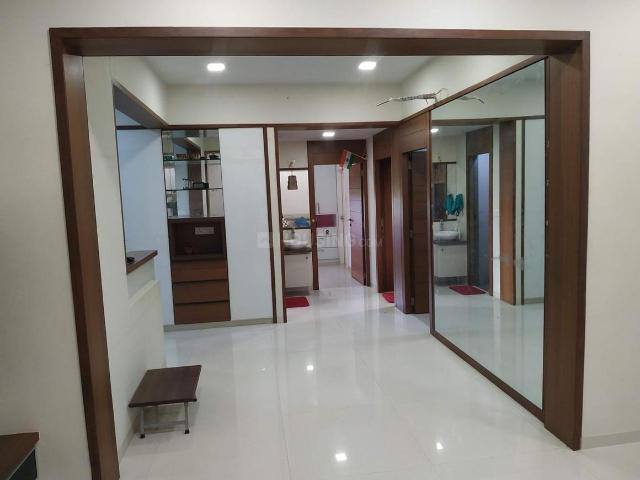 3 BHK Apartment in Vaishno Devi Circle for rent Ahmedabad. The reference number is 20267556