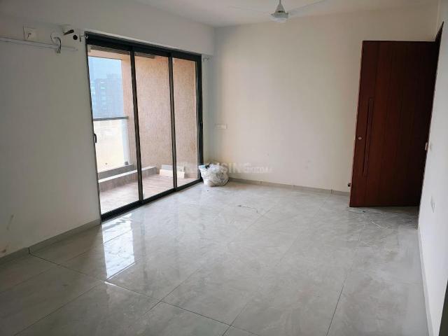 3 BHK Apartment in Vaishno Devi Circle for rent Ahmedabad. The reference number is 21032115
