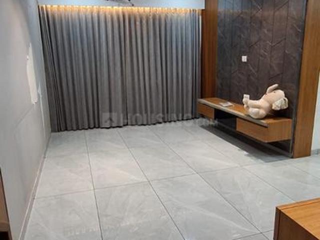 3 BHK Apartment in Vaishno Devi Circle for rent Ahmedabad. The reference number is 21038744