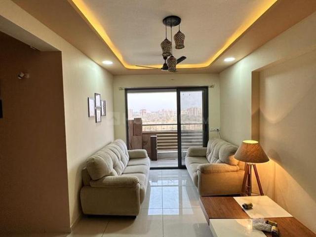 3 BHK Apartment in Vaishno Devi Circle for rent Ahmedabad. The reference number is 21063080