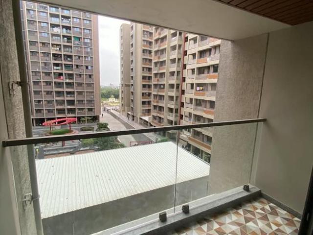 3 BHK Apartment in Vaishno Devi Circle for rent Ahmedabad. The reference number is 21139399