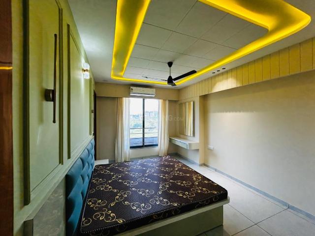 3 BHK Apartment in Vaishno Devi Circle for rent Ahmedabad. The reference number is 21218965