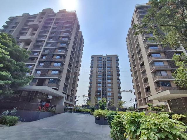 3 BHK Apartment in Vaishno Devi Circle for rent Ahmedabad. The reference number is 21286609