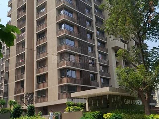 3 BHK Apartment in Vaishno Devi Circle for rent Ahmedabad. The reference number is 21287010