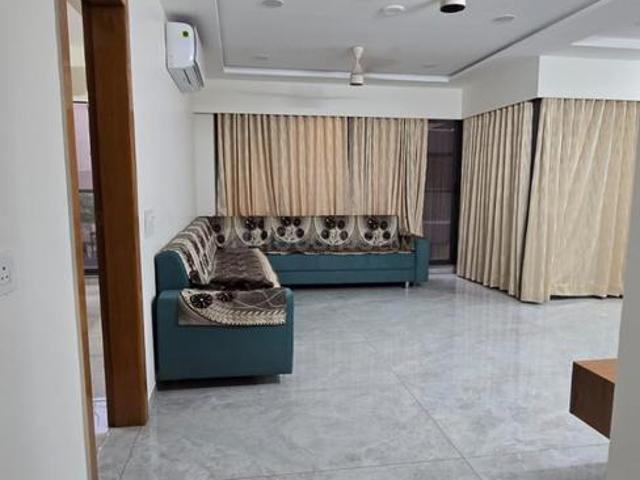 3 BHK Apartment in Vaishno Devi Circle for rent Ahmedabad. The reference number is 21297990