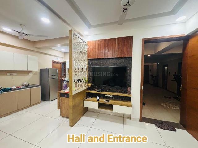 3 BHK Apartment in Vaishno Devi Circle for rent Ahmedabad. The reference number is 21370192